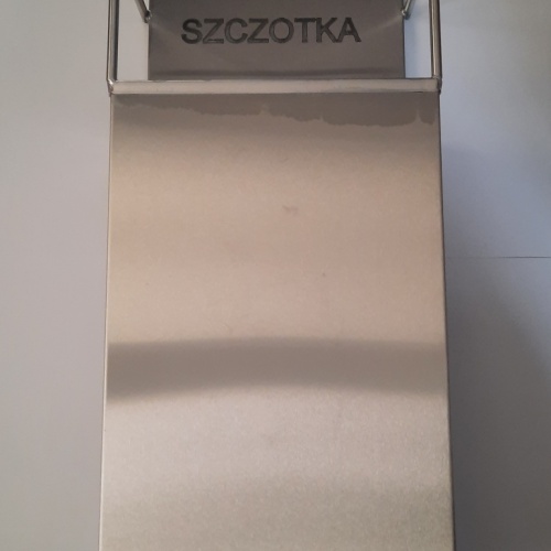 pojemnik_na_szczotke_z_kompletem_wanienek_1